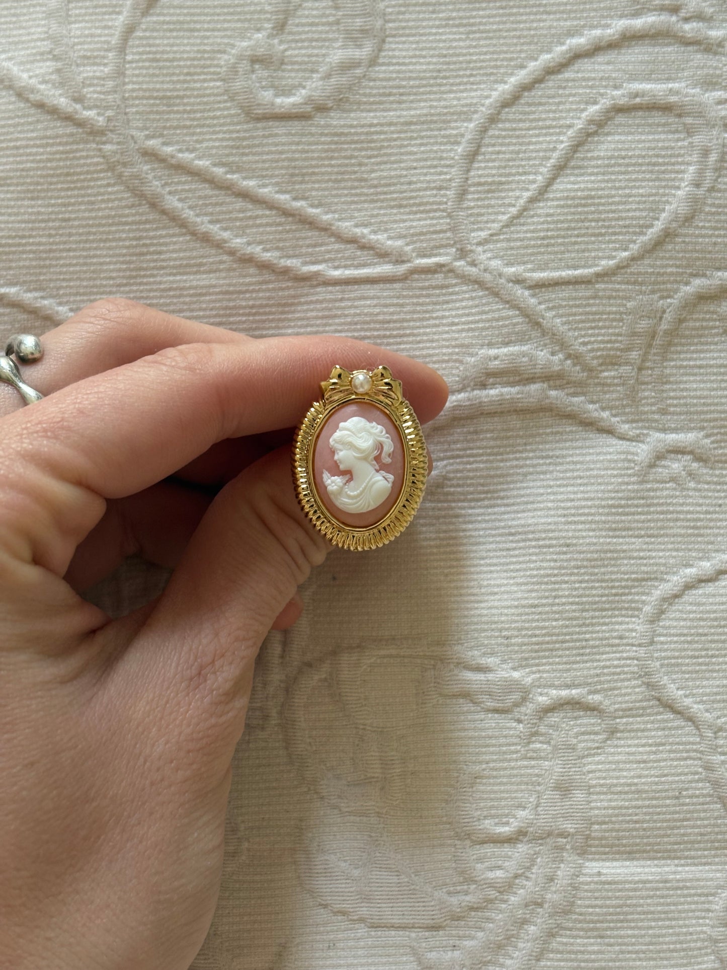 Avon “Romantic Portraits” Brooch, 1990