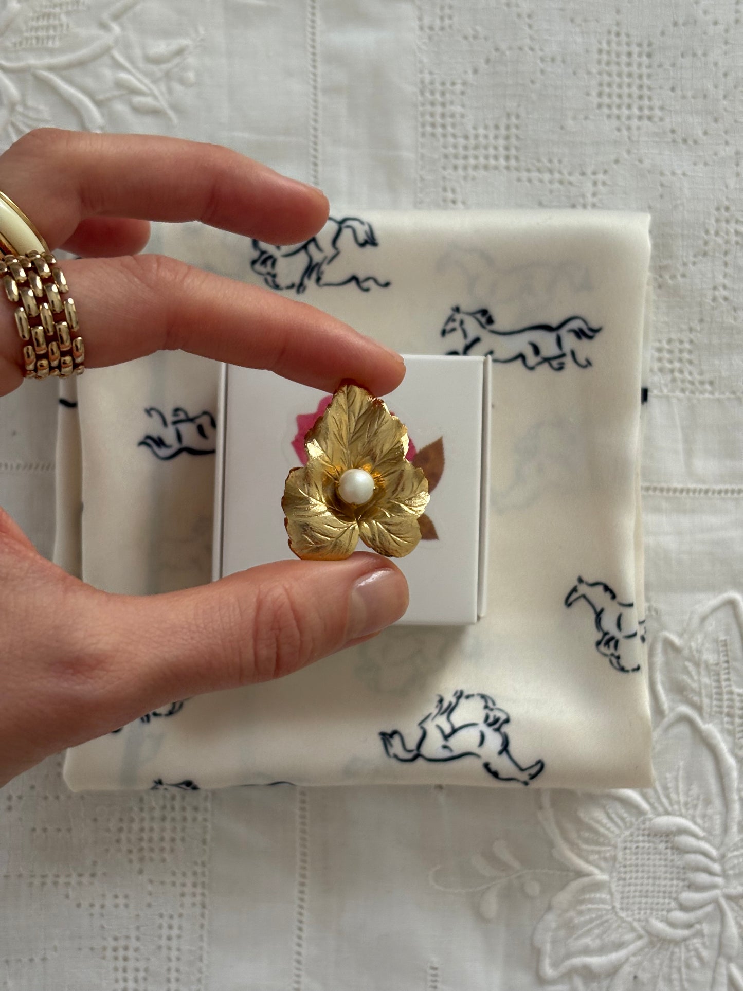 Pozłacana broszka Sarah Coventry w kształcie liścia