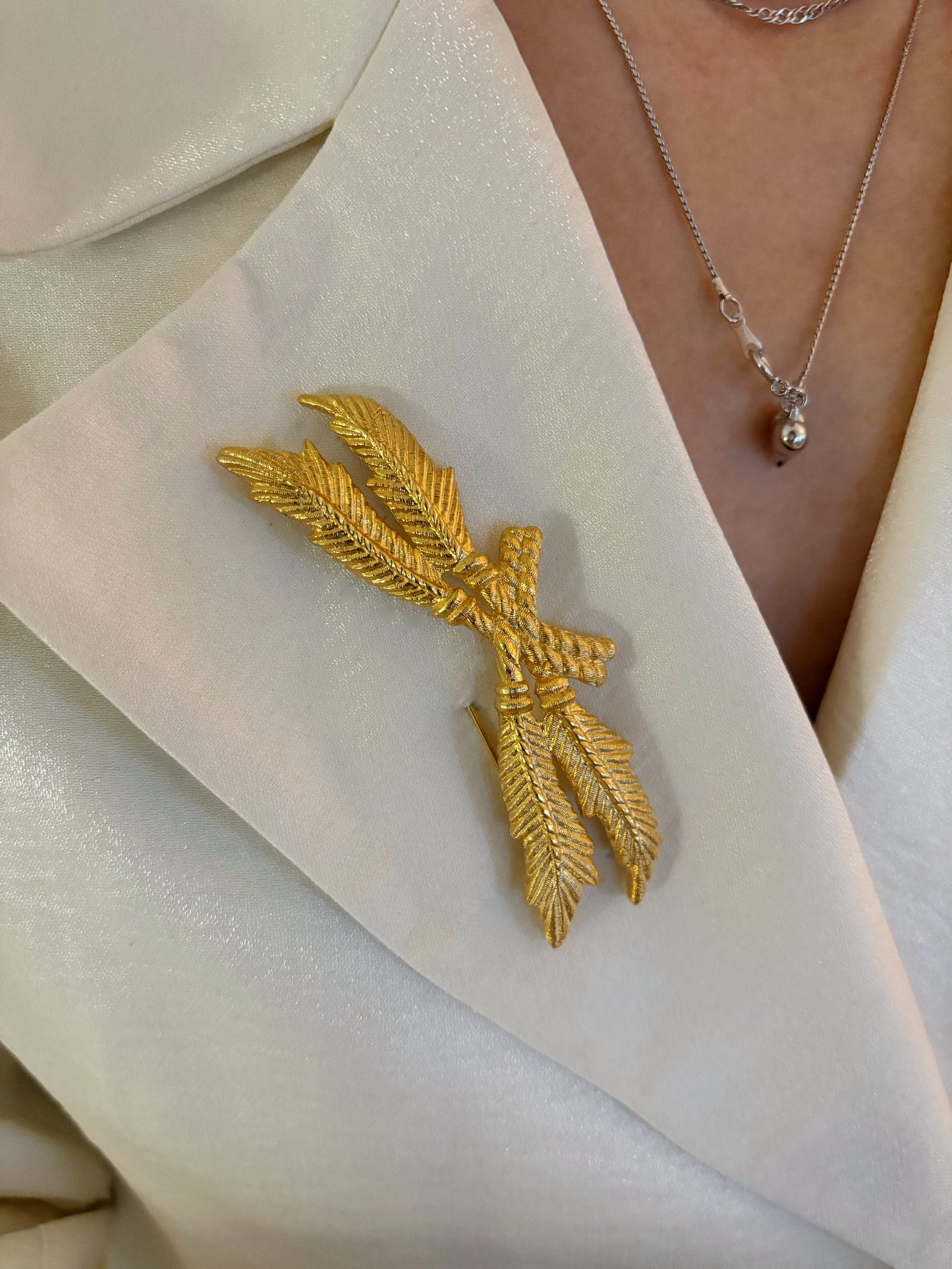 Pozłacana broszka Givenchy z motywem gałązek i kokardy