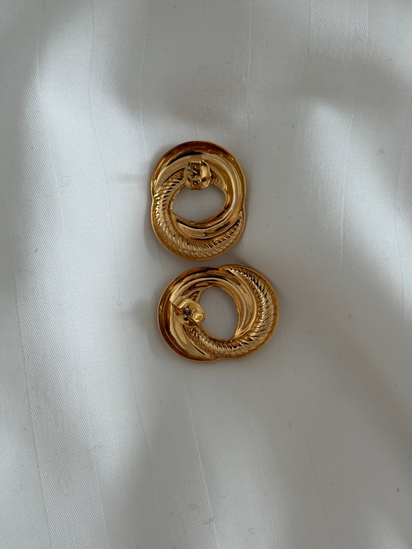 Pozłacane kolczyki Avon „Sculptured Swirl”,1991 rok