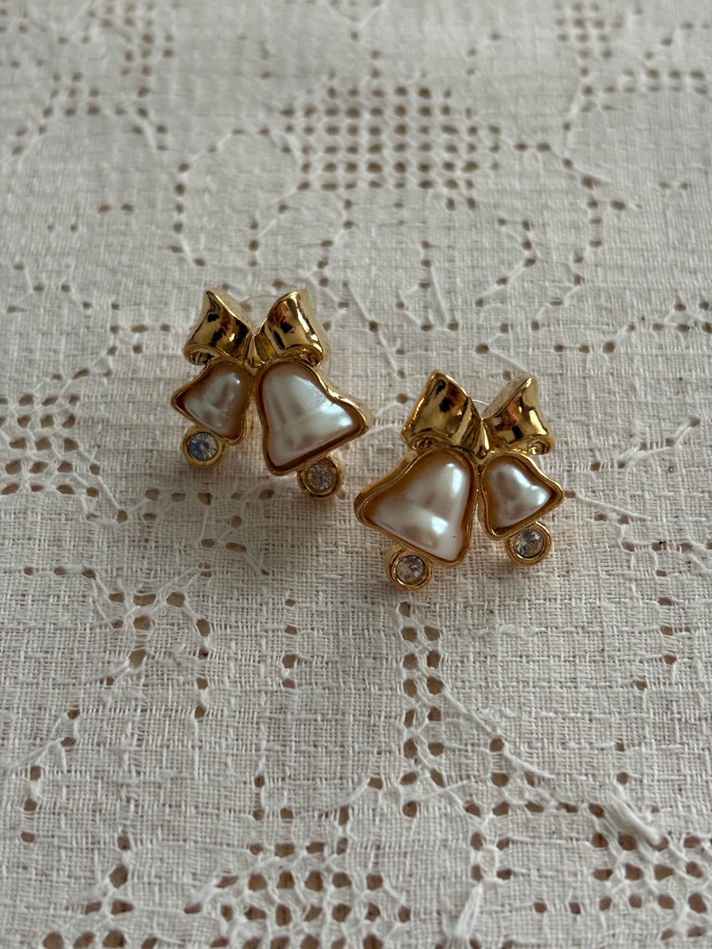 Kolczyki Avon “”Pearly Bell”,1997 rok