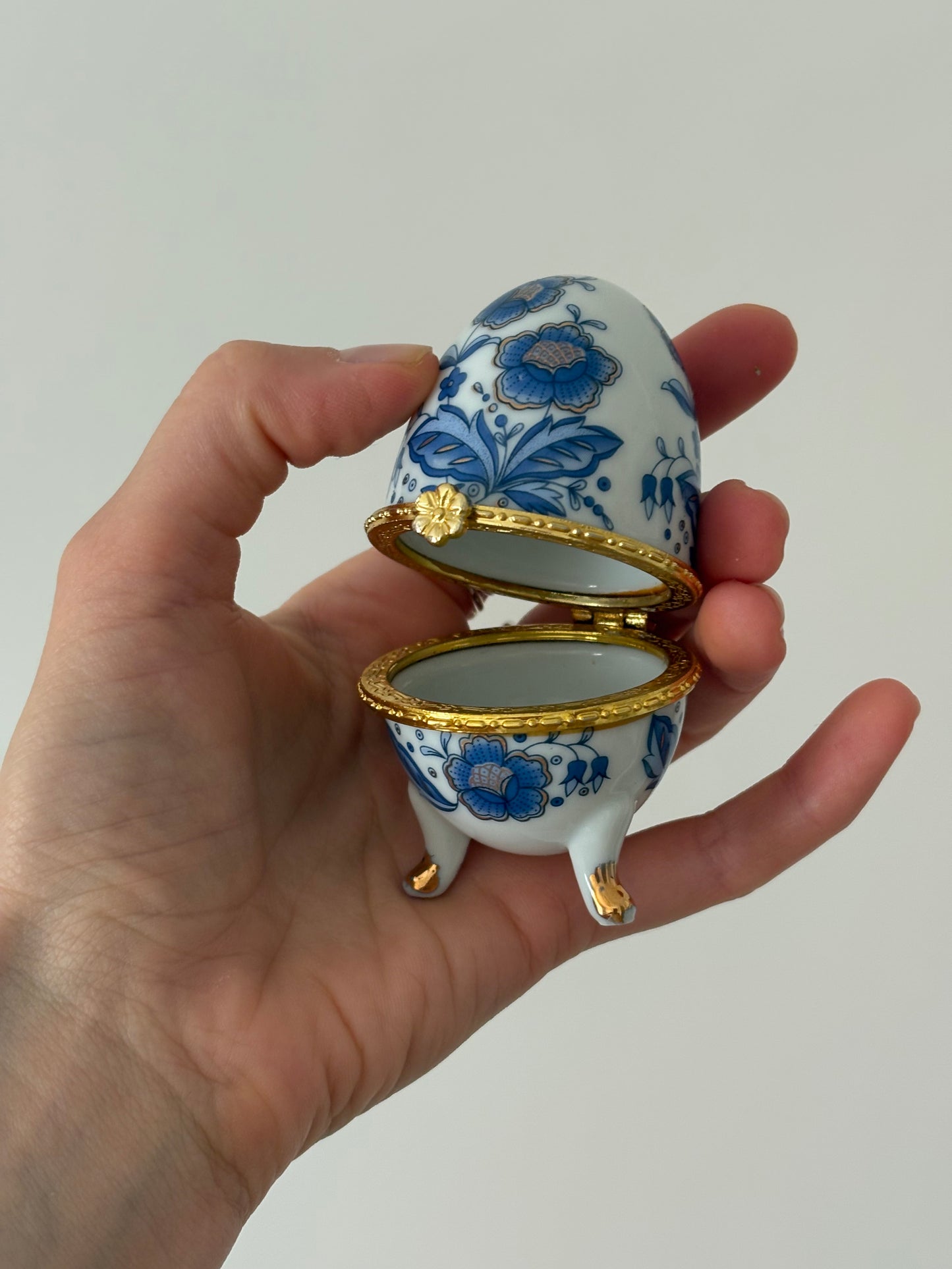 Porcelanowa szkatułka w kształcie jajka