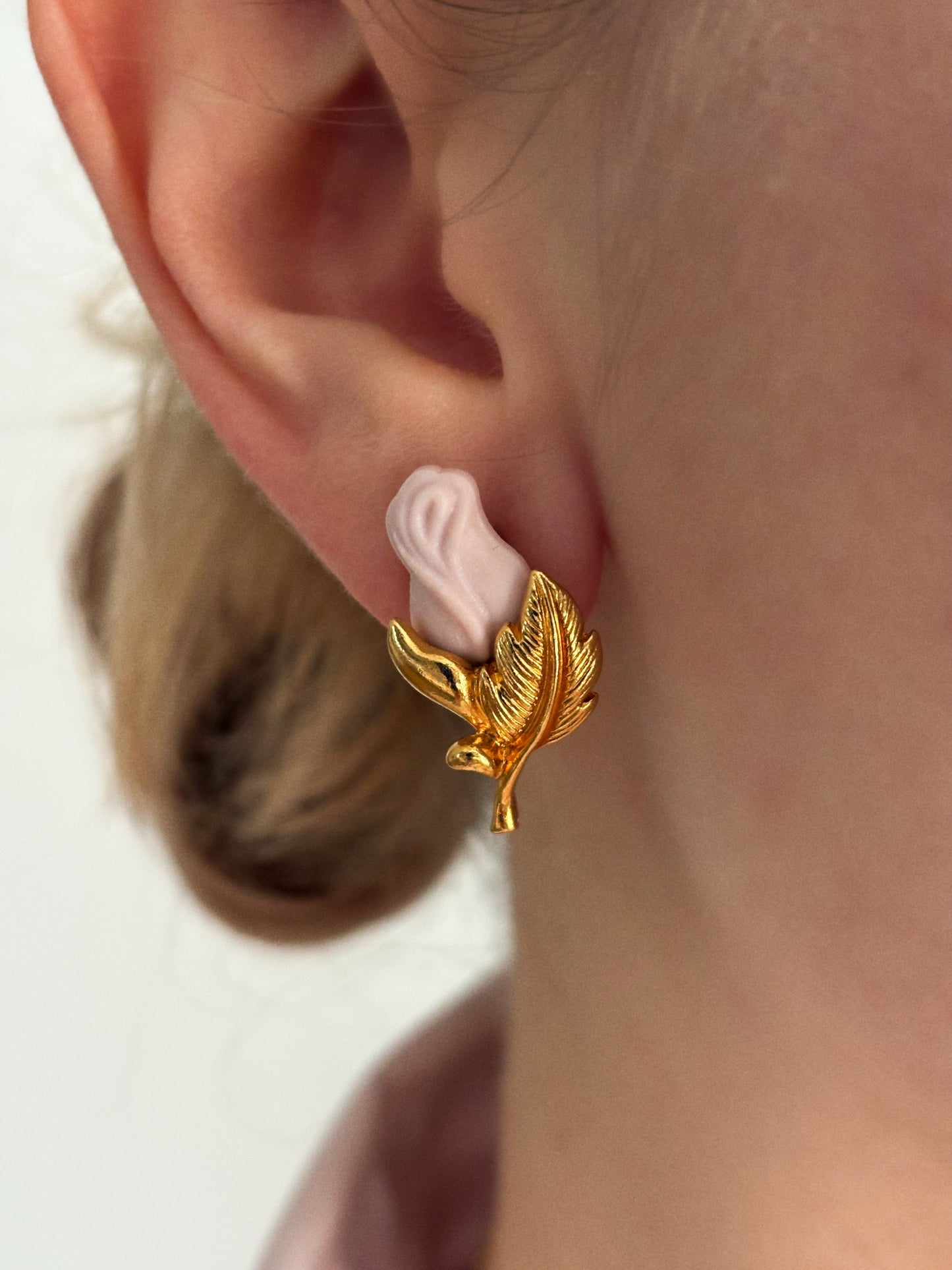Avon rose-shaped earrings, 1994