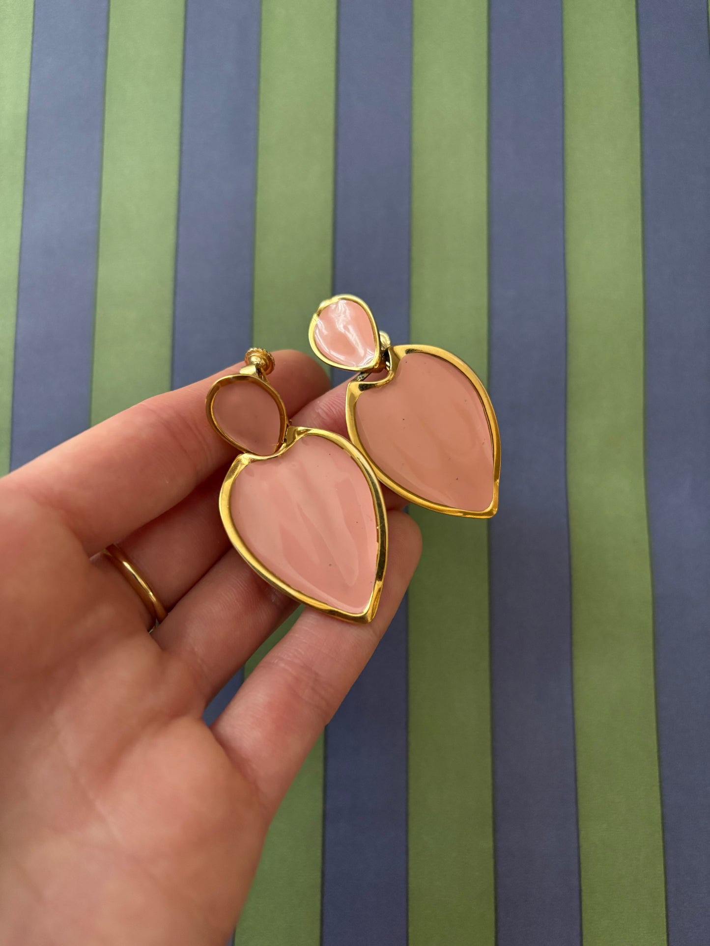 Klipsy Napier z perłowo-brzoskwiniową emalią