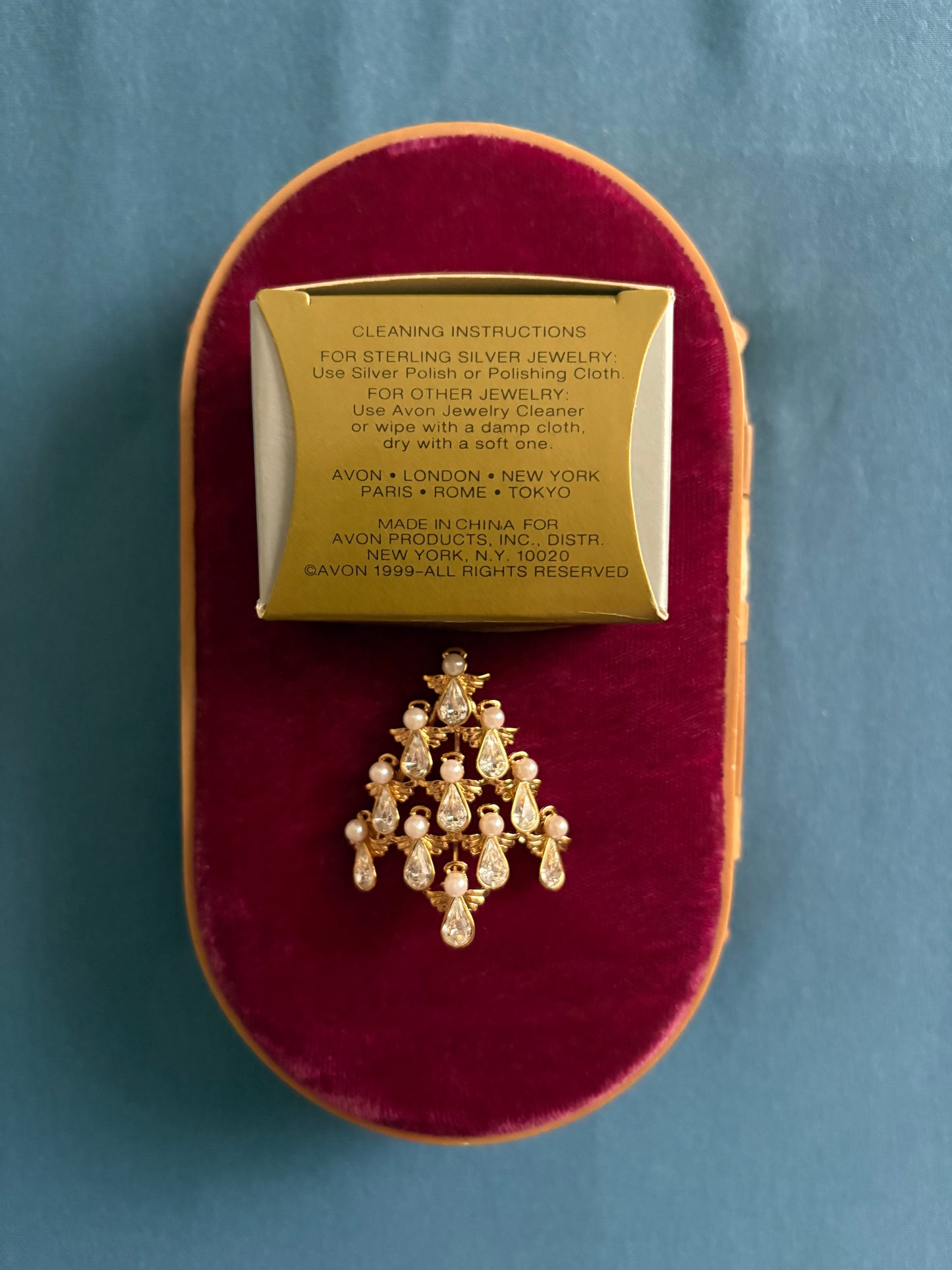 Broszka Avon Angel Tree Pin, 1999 rok