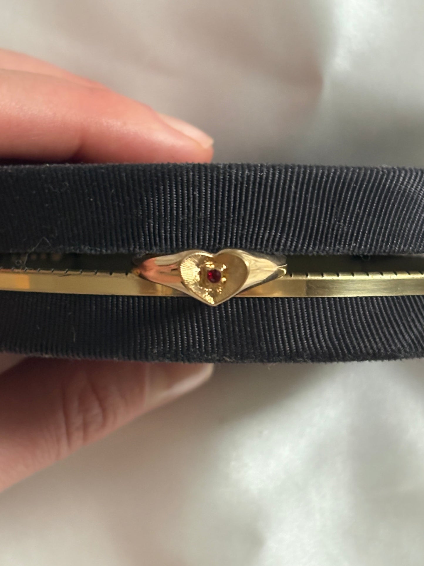 Pozłacany pierścionek Avon “ Scarlet Accent”,1982 rok