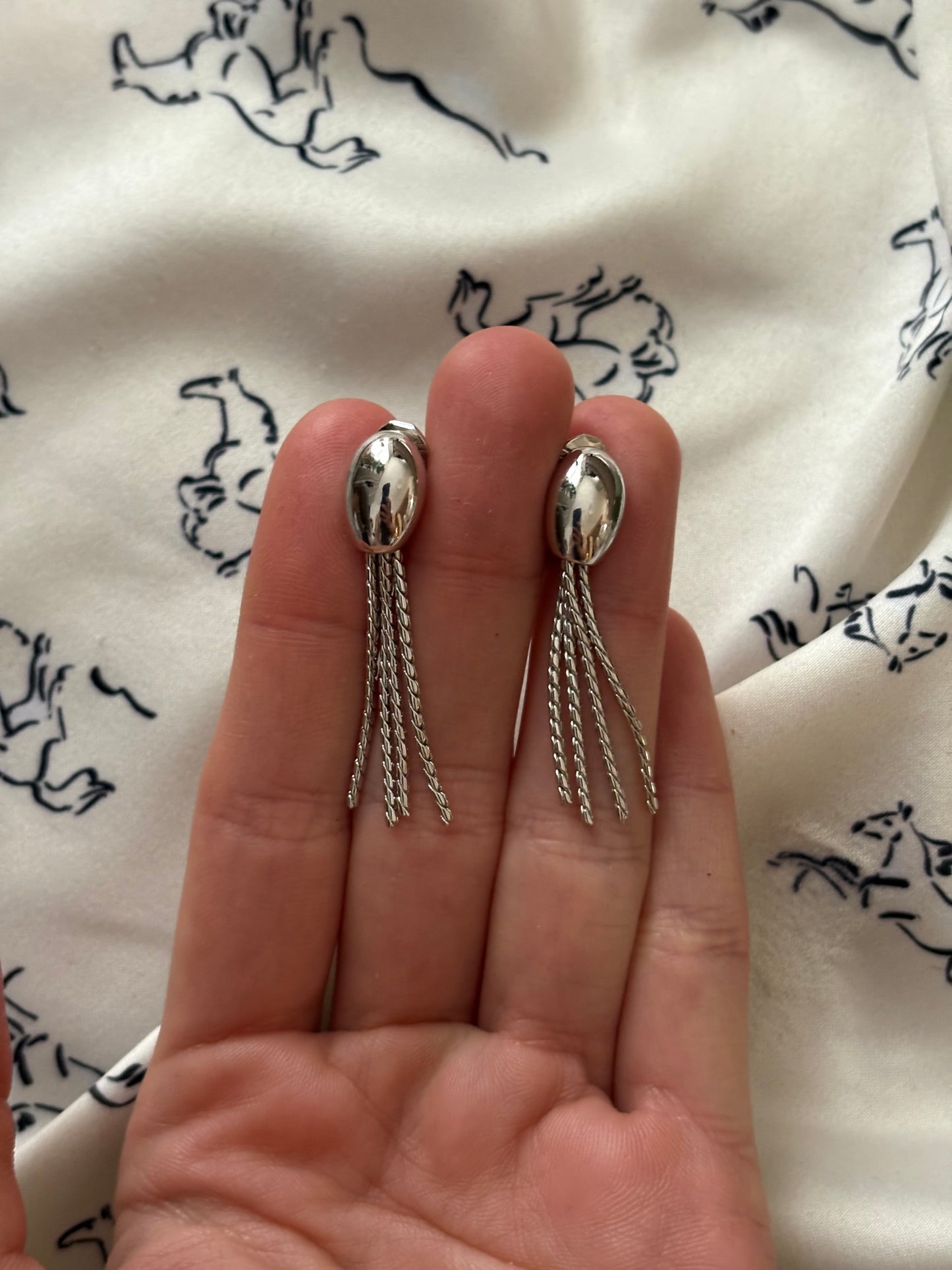 Posrebrzane klipsy Monet z łańcuszkami