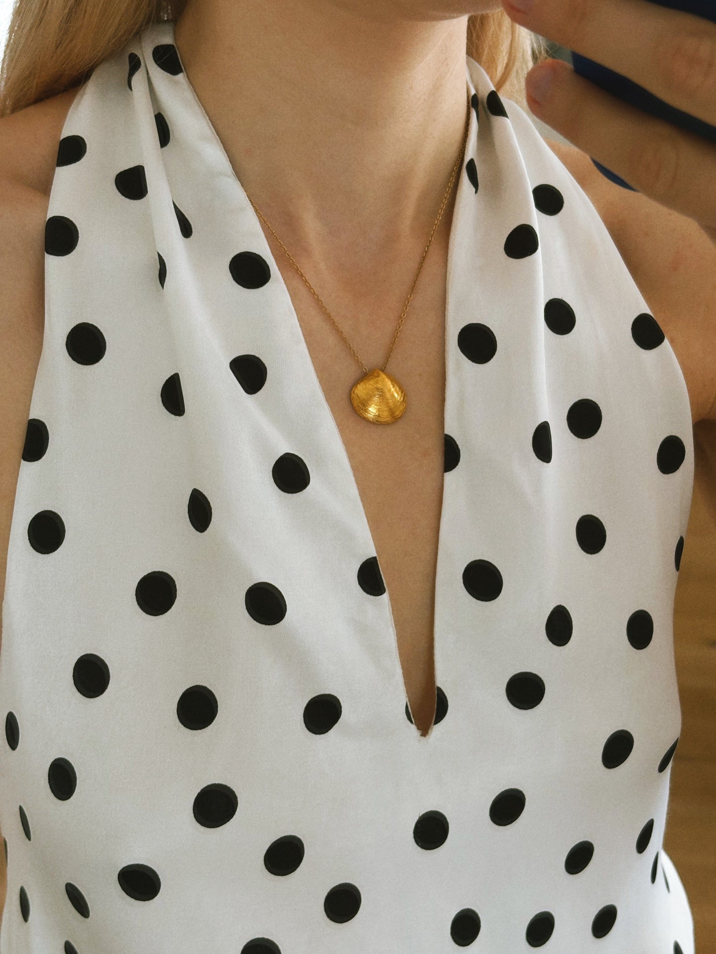 Pozłacany naszyjnik Monet z muszlą