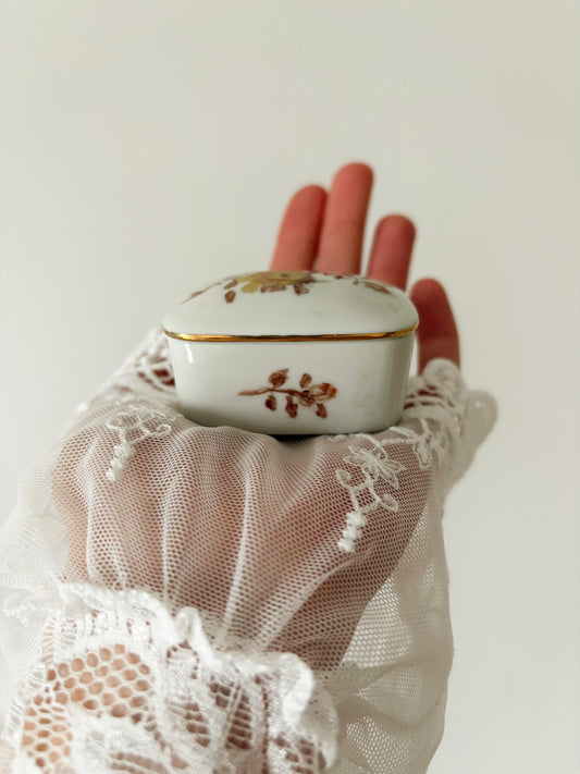 Prostokątna szkatułka z porcelany z motywem róży
