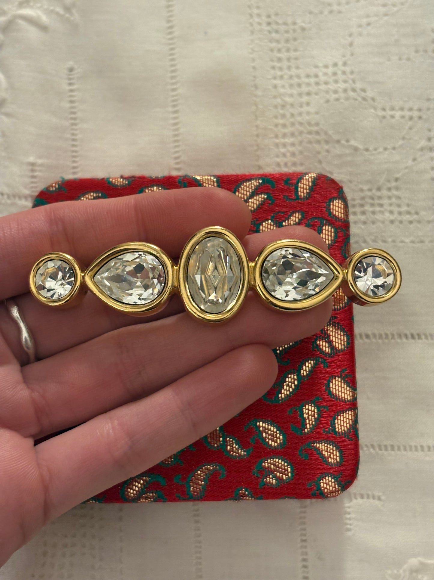 Pozłacana broszka Givenchy z kryształami