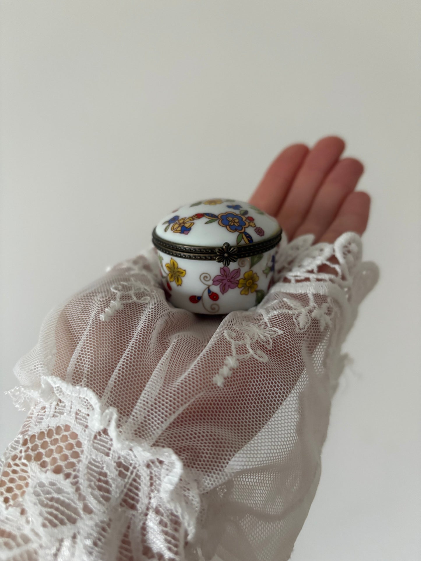 Okrągła szkatułka z porcelany w kolorowe kwiaty