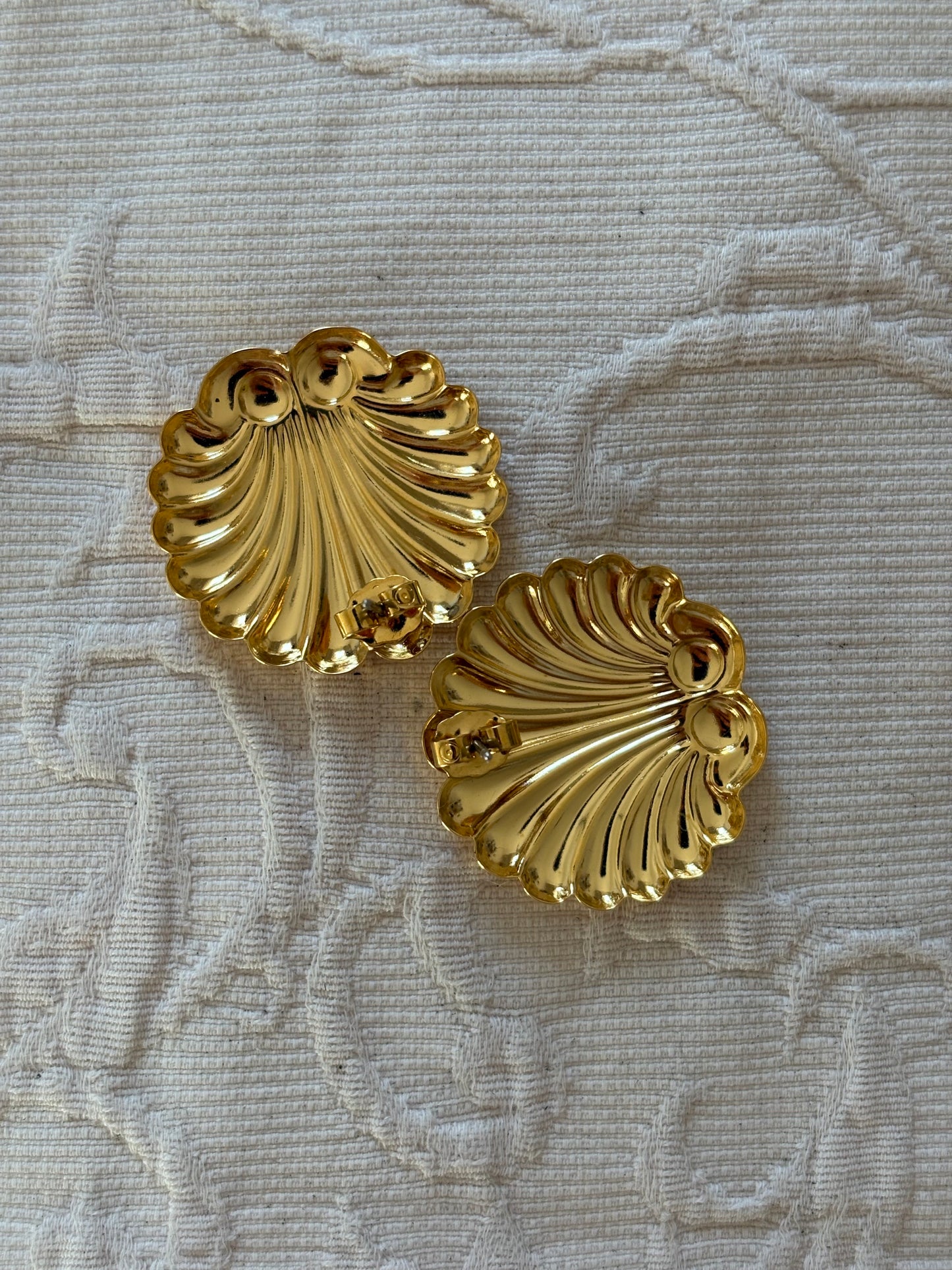 Kolczyki Avon „Tailored scallops”,1991 rok