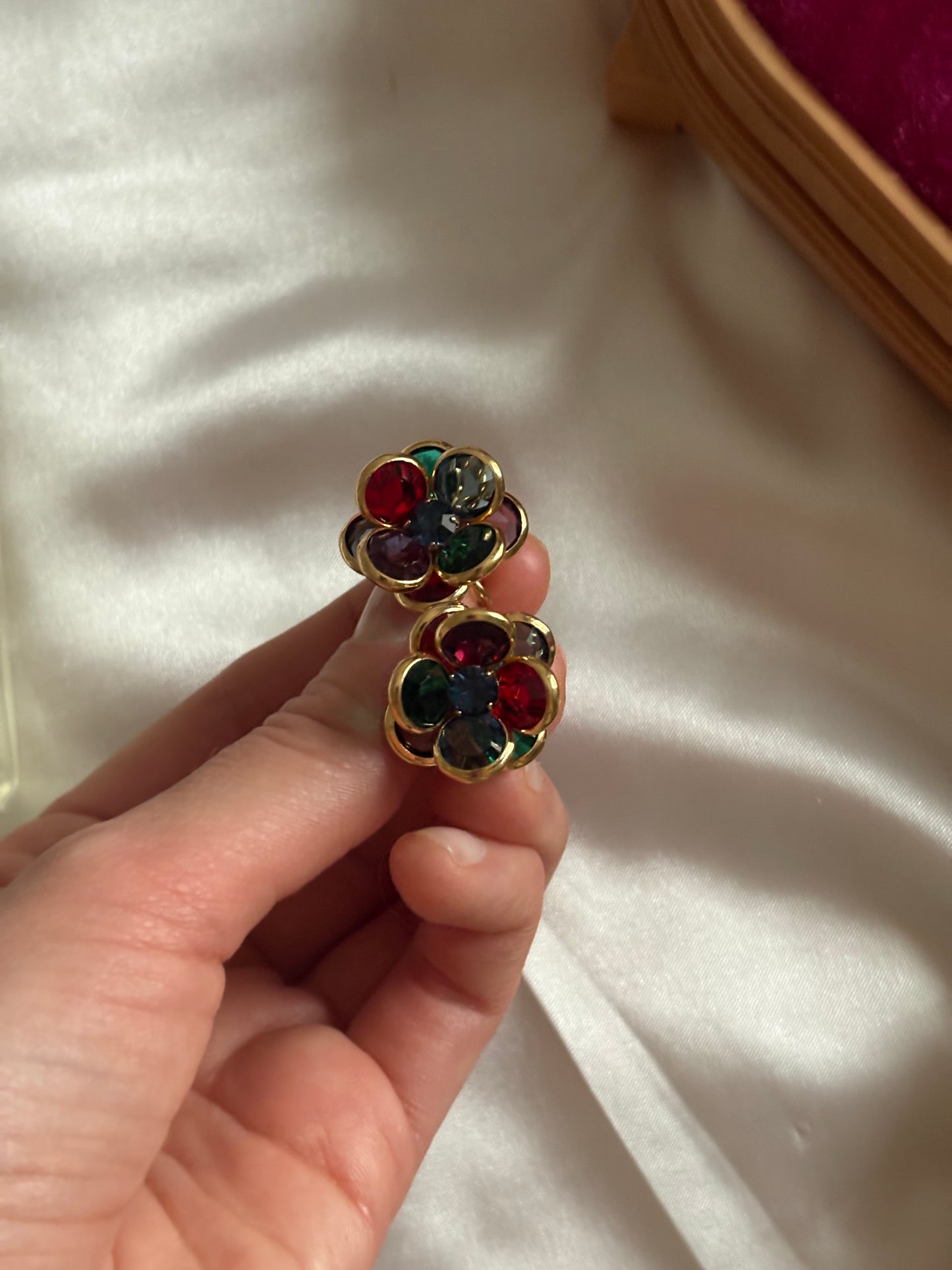 Pozłacane klipsy z kolorowymi kryształami