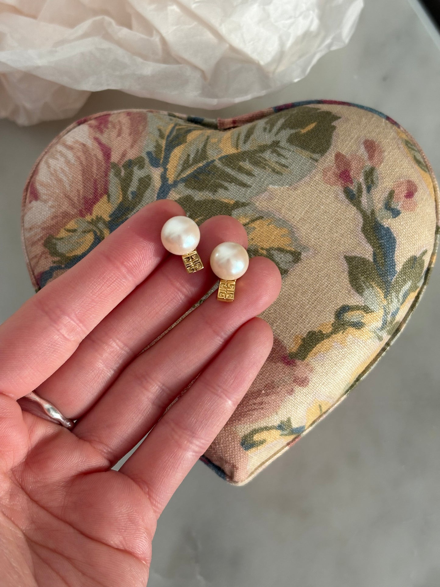 Pozłacane kolczyki Givenchy z perłami i logo