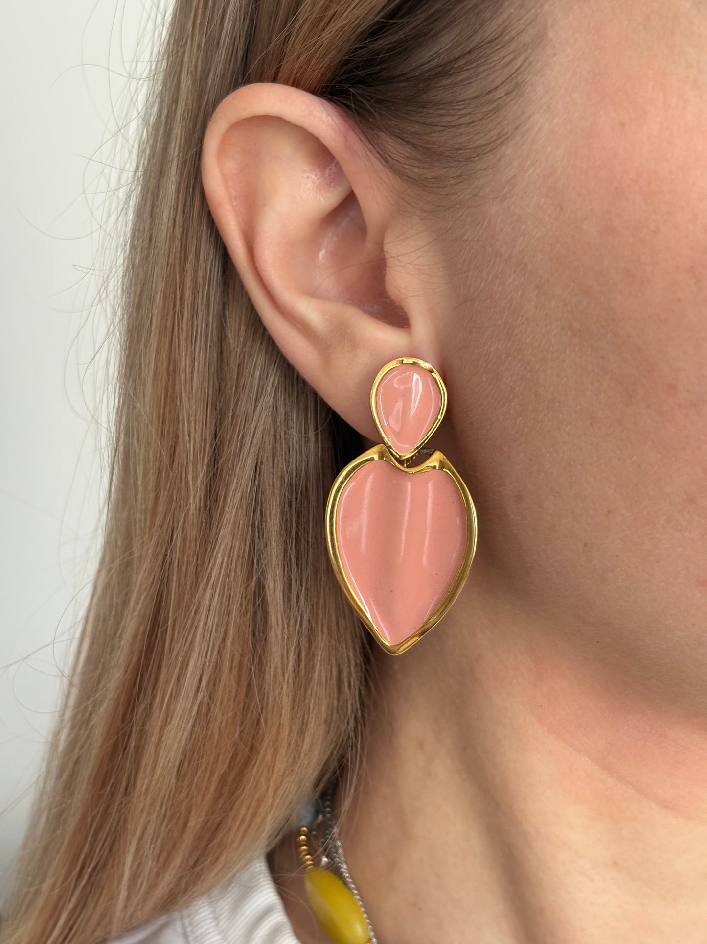 Klipsy Napier z perłowo-brzoskwiniową emalią