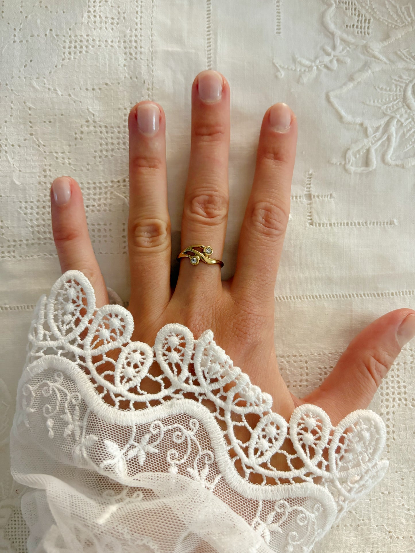 Pozłacany pierścionek Avon z podwójnym kryształkiem