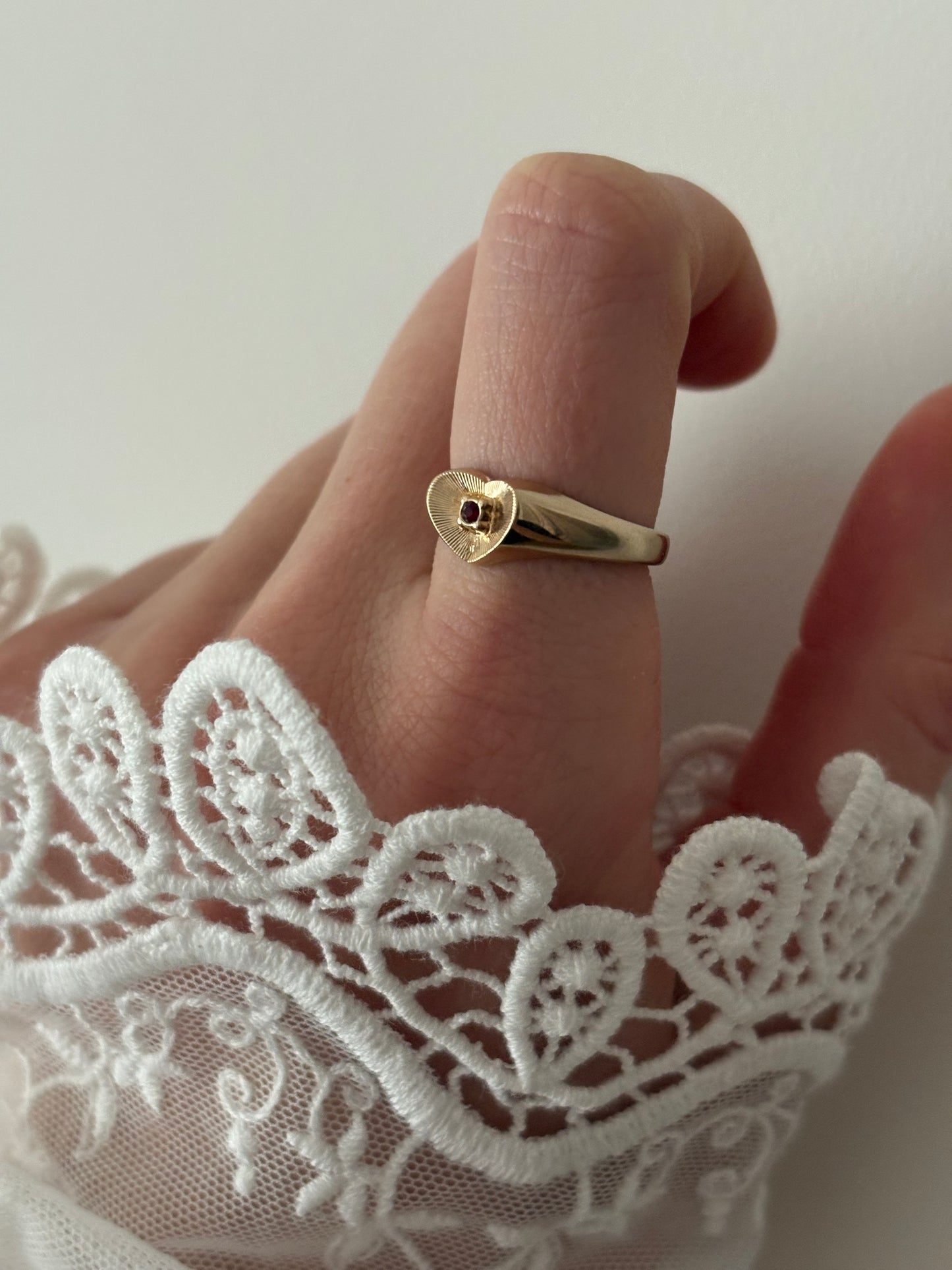 Pozłacany pierścionek Avon “ Scarlet Accent”,1982 rok