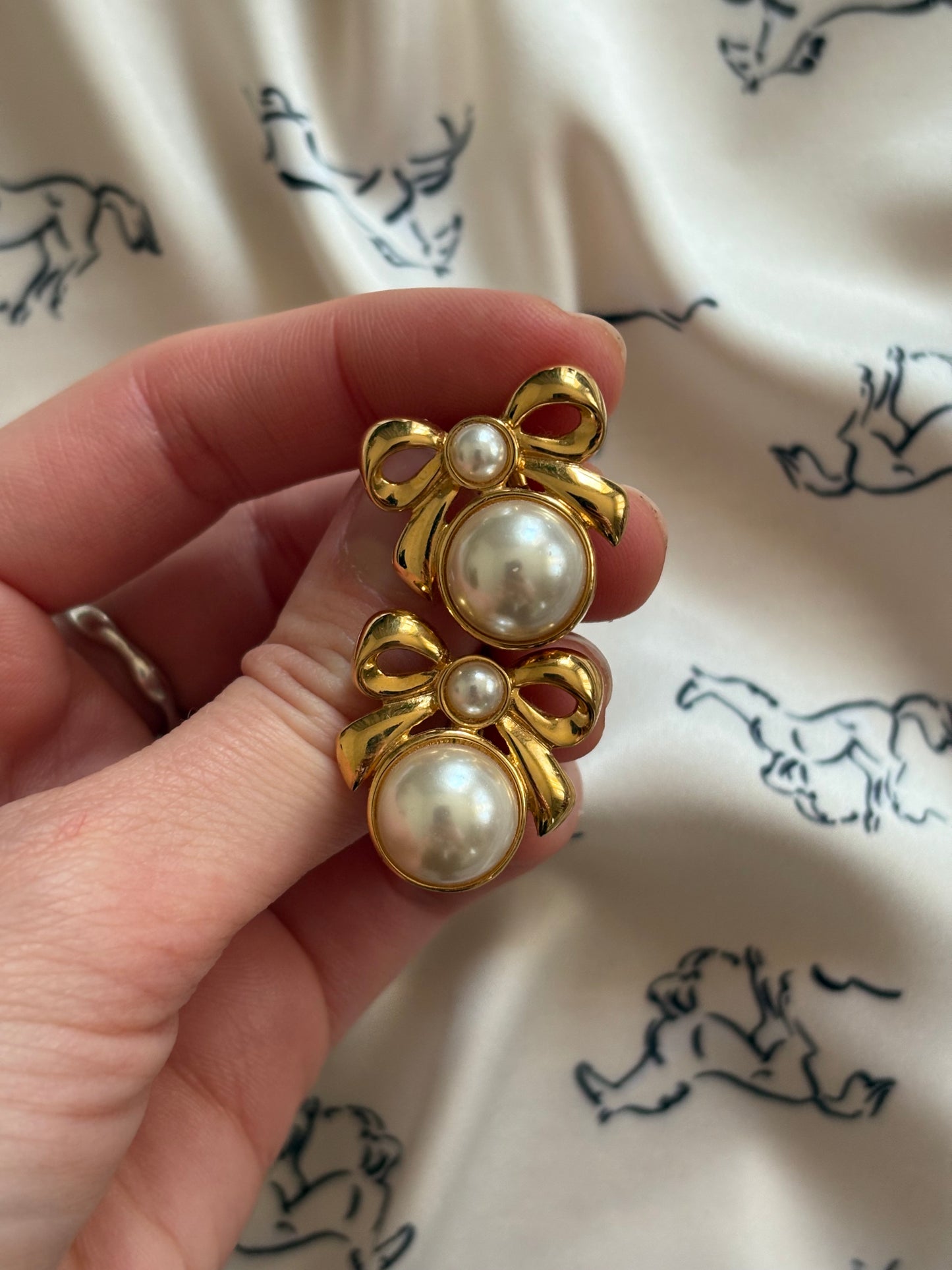 Pozłacane klipsy Napier z motywem kokardy i perłami