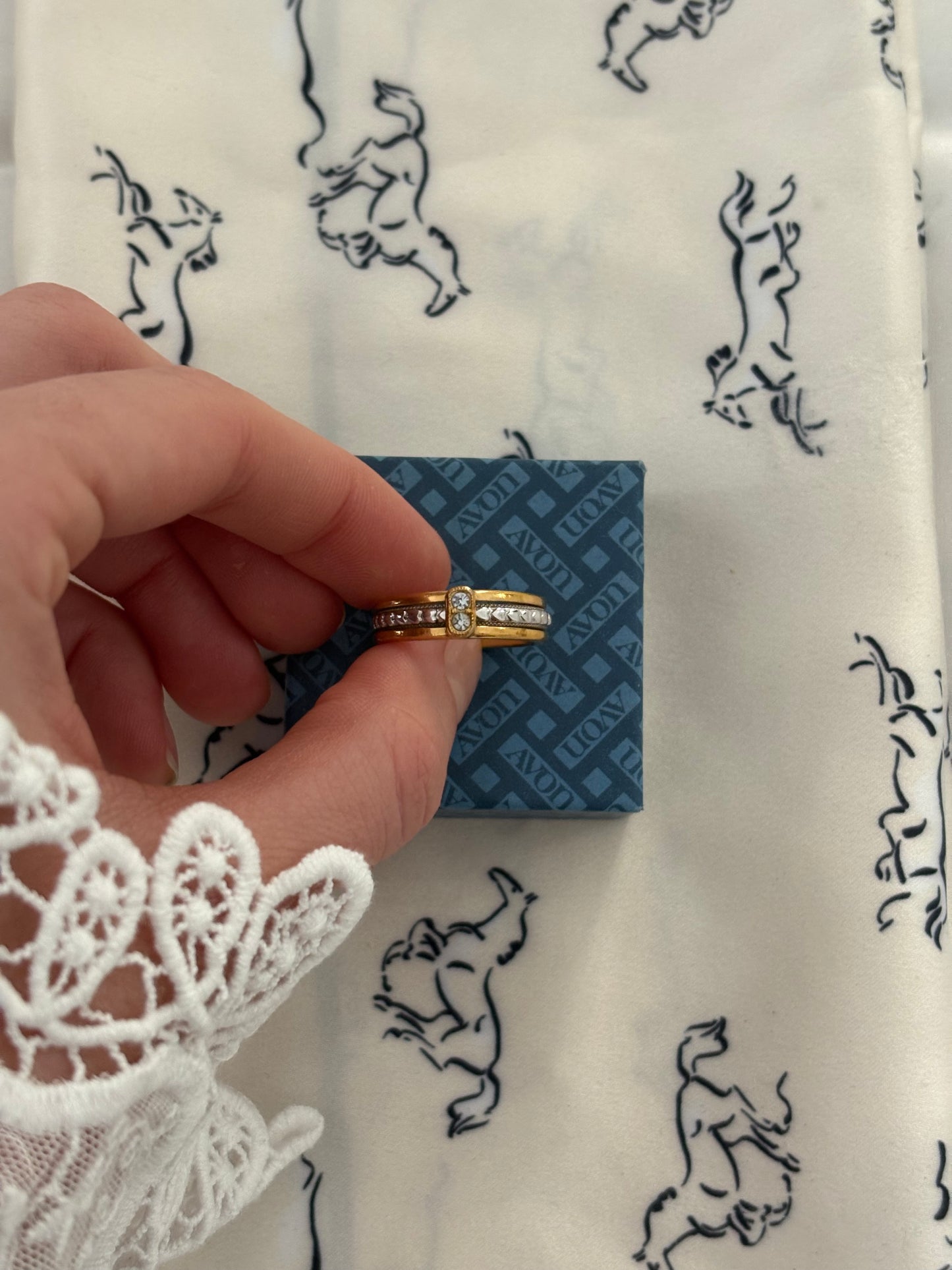 Rozbieralny pierścionek Avon „Lovesong”,1979 rok