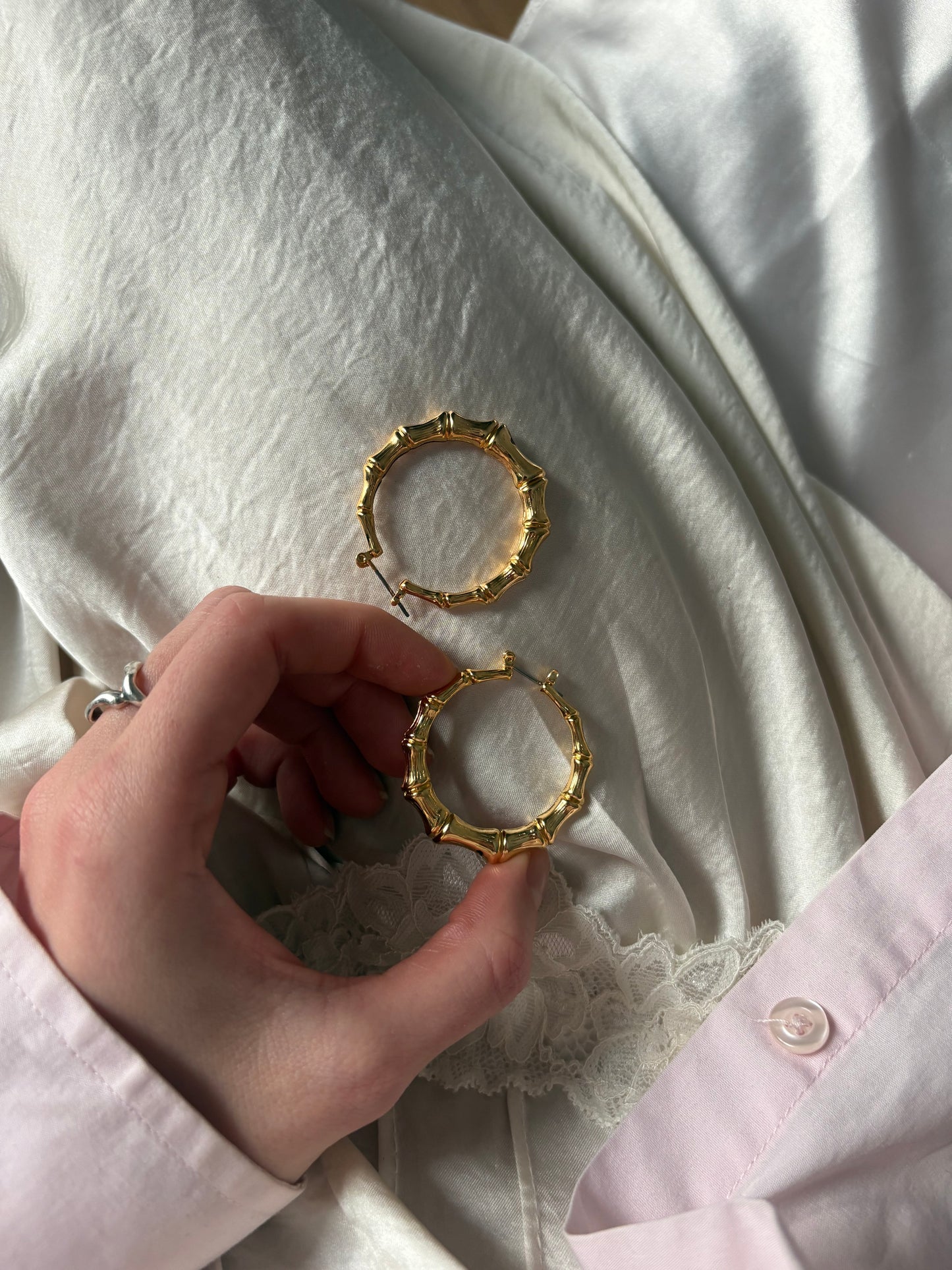 Kolczyki Avon “Bamboo Snap Top Hoops”,1998 rok