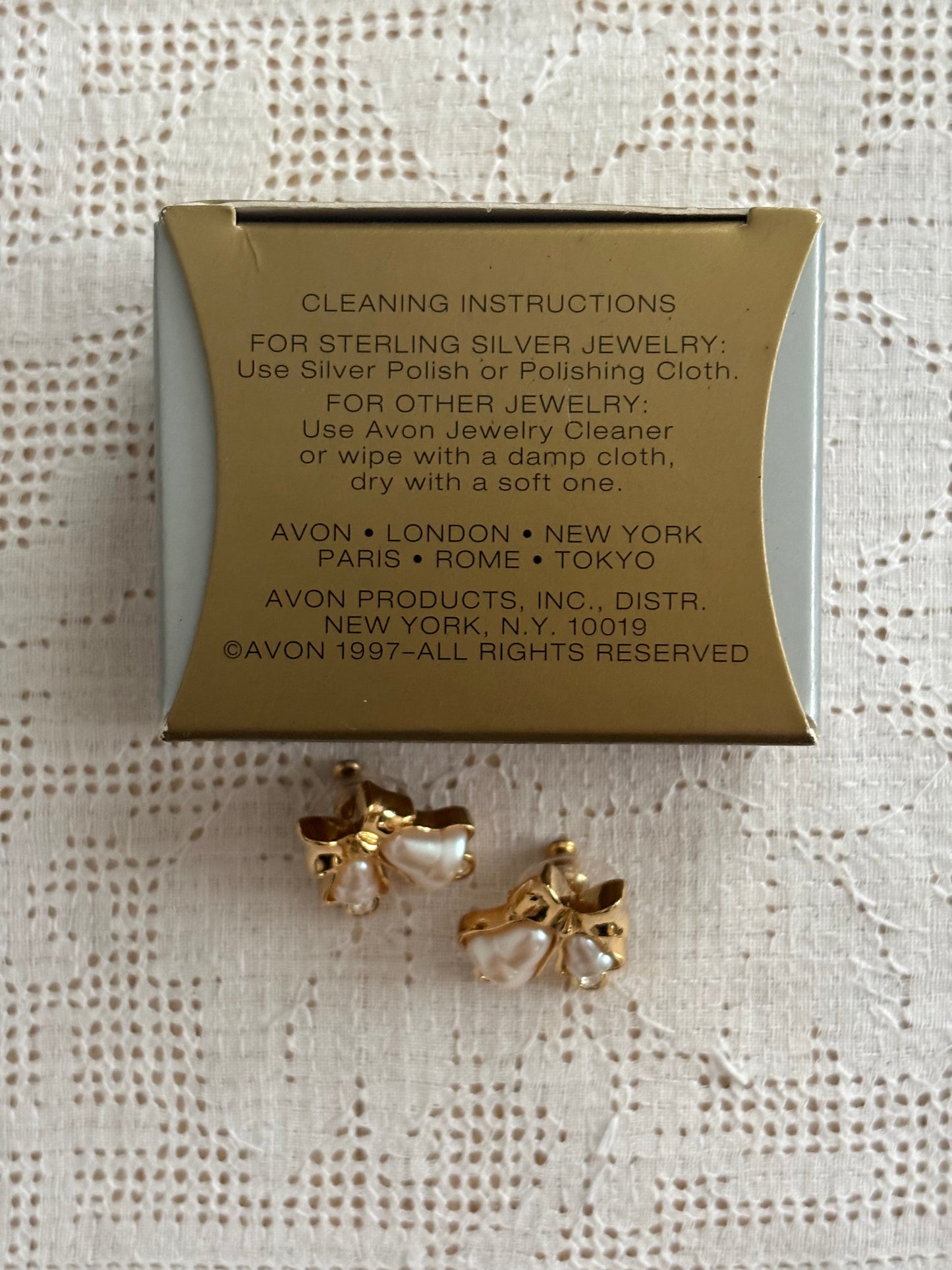 Kolczyki Avon “”Pearly Bell”,1997 rok