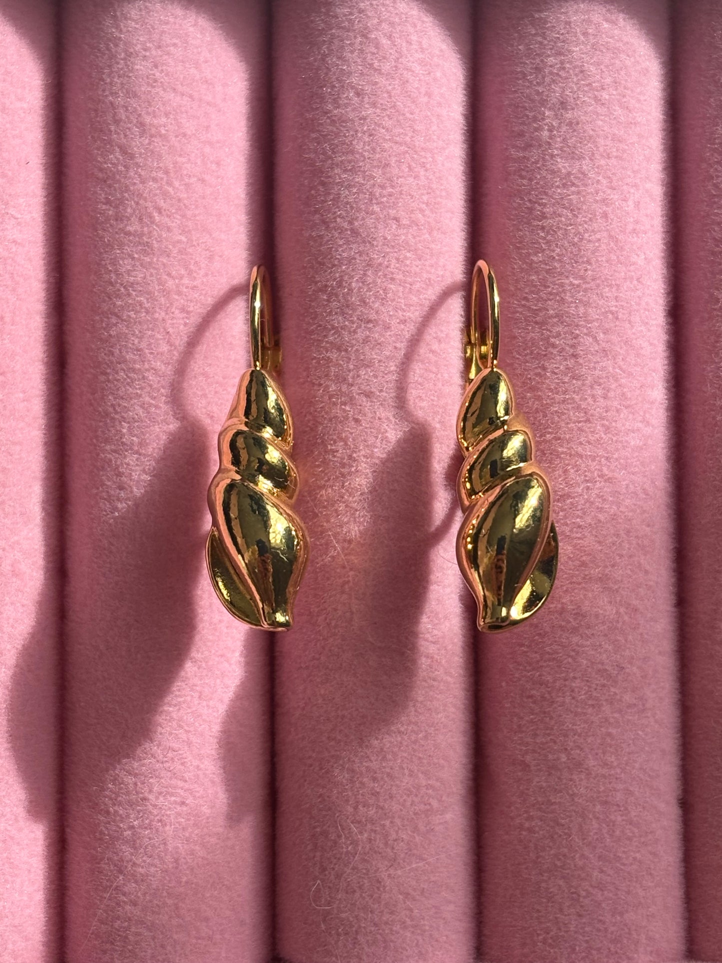 Avon "GOLDEN CLASSICS LEVERBACK" Earrings, 1997